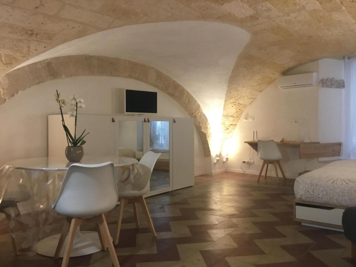 Flos Bari Buitenkant foto
